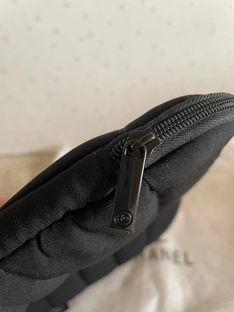 CHANEL ブラック＆ホワイト クラシックロゴ ポーチ