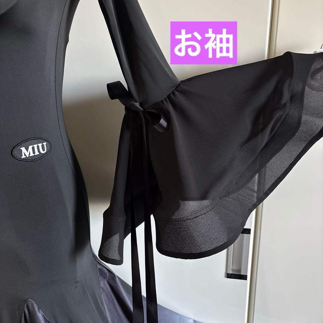 社交ダンス衣装　MIU 黒白グラデーション、袖口、裾にホースヘア