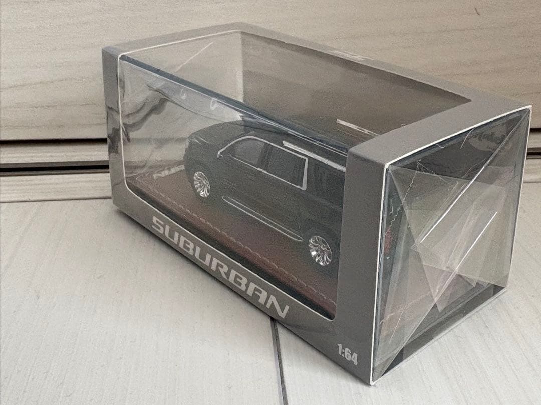 《新品箱付》1:64 SUBURBAN ミニカー