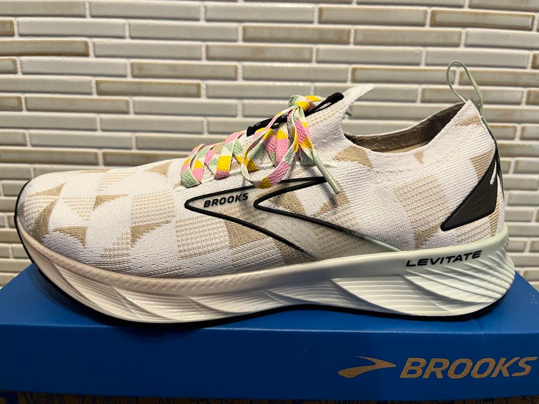BROOKS レビテイトステルスフィット6 ホワイト／マルチ ２６cm