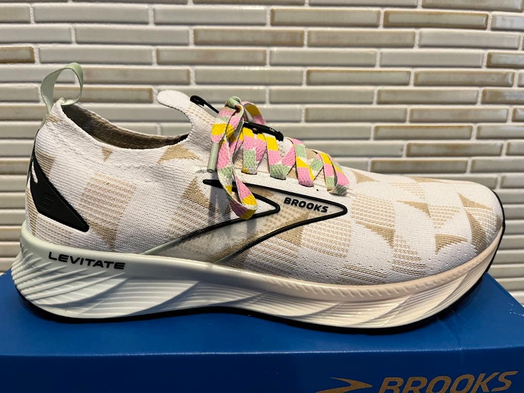 BROOKS レビテイトステルスフィット6 ホワイト／マルチ ２６cm