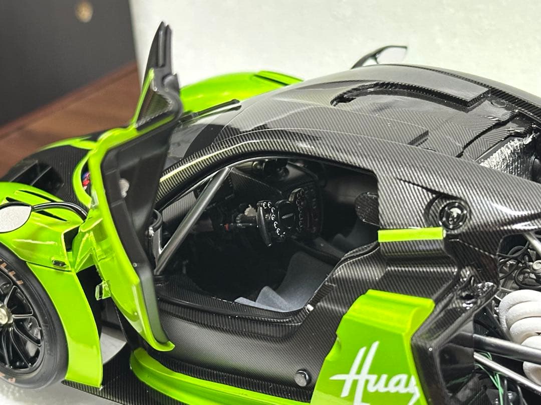パガーニ Huayra R 1/18 LCD