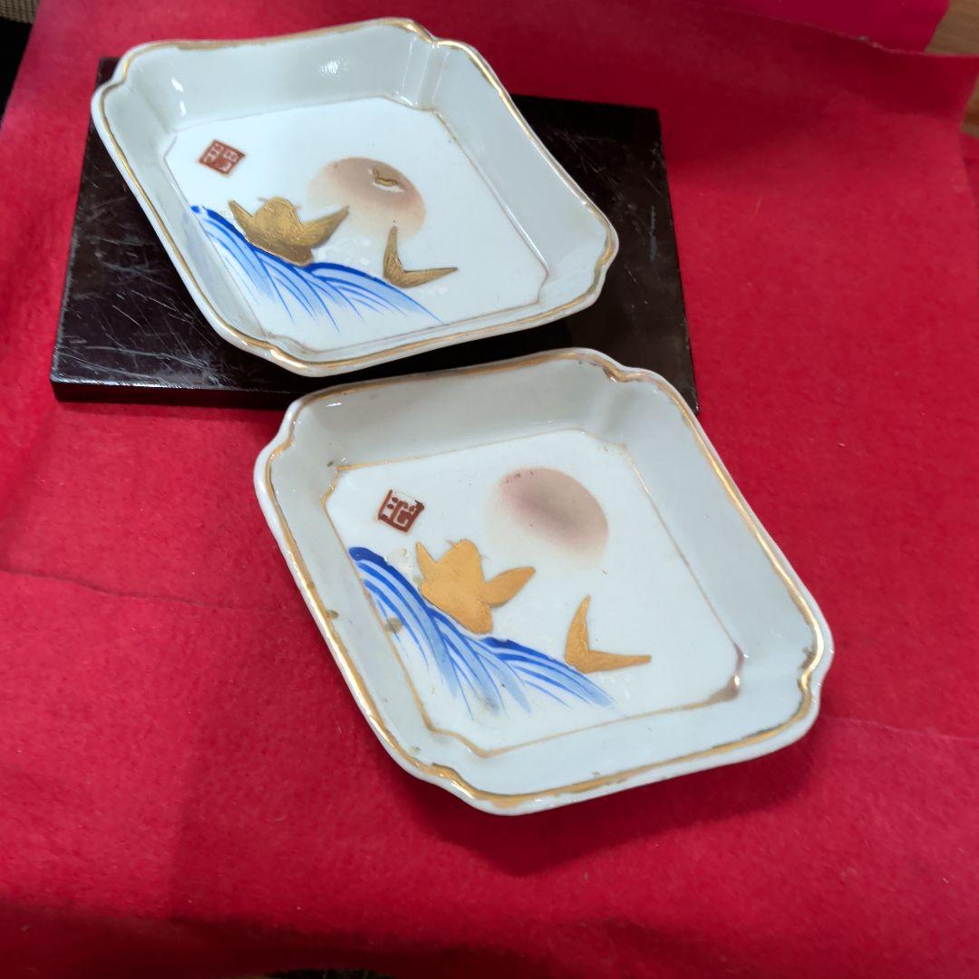 初期伊万里の様です。金色の鳥と波模様の陶器皿2枚セットです‼️