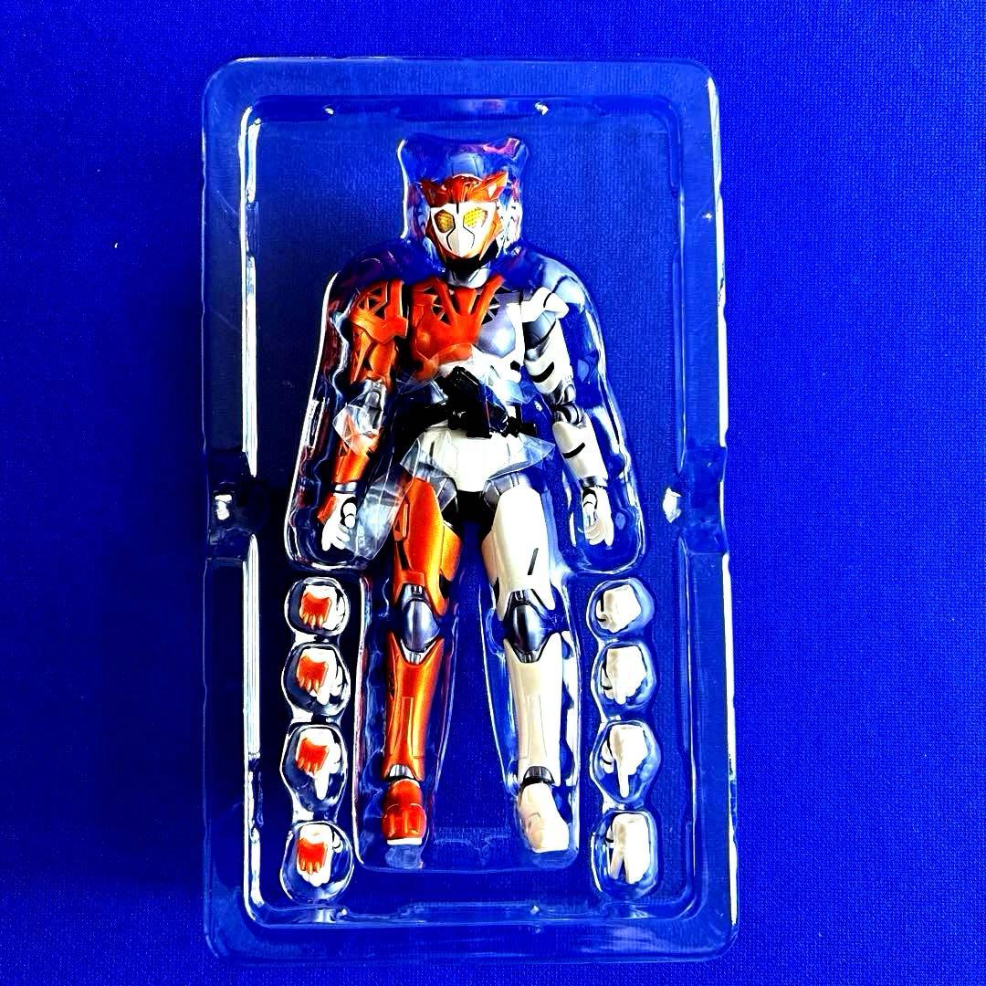SHフィギュアーツ 仮面ライダーバルキリー　ラッシングチーター