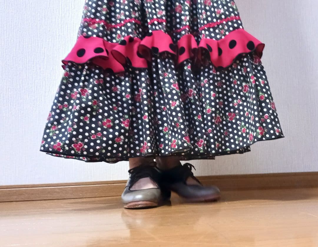 フラメンコ衣装　赤黒　水玉　ティアードスカート　黒ノースリーブトップス　ボータイ