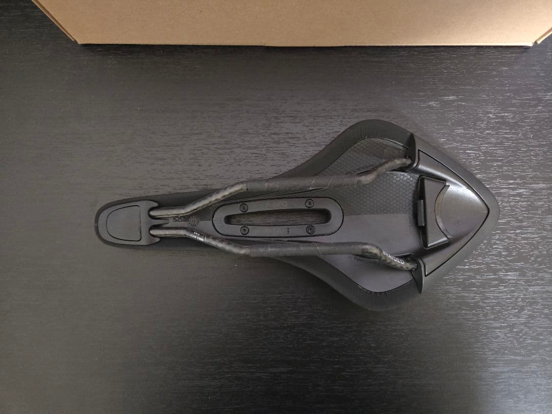 fi'zi:k ARIONE r1 open ブラックサドル