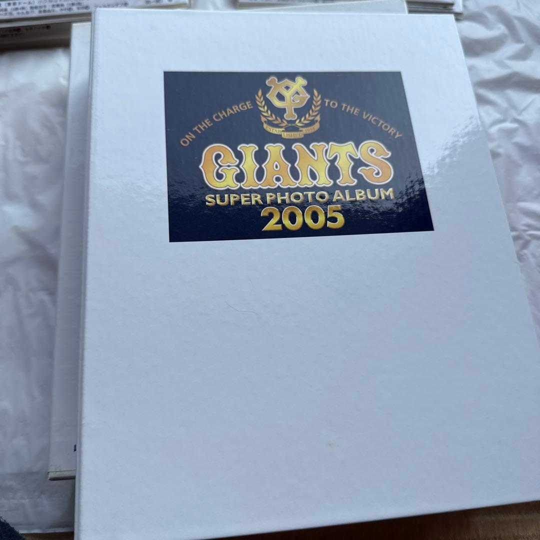 2005年 GIANTS 記念写真　バック帽子　2002 チャンピオンピンバッチ