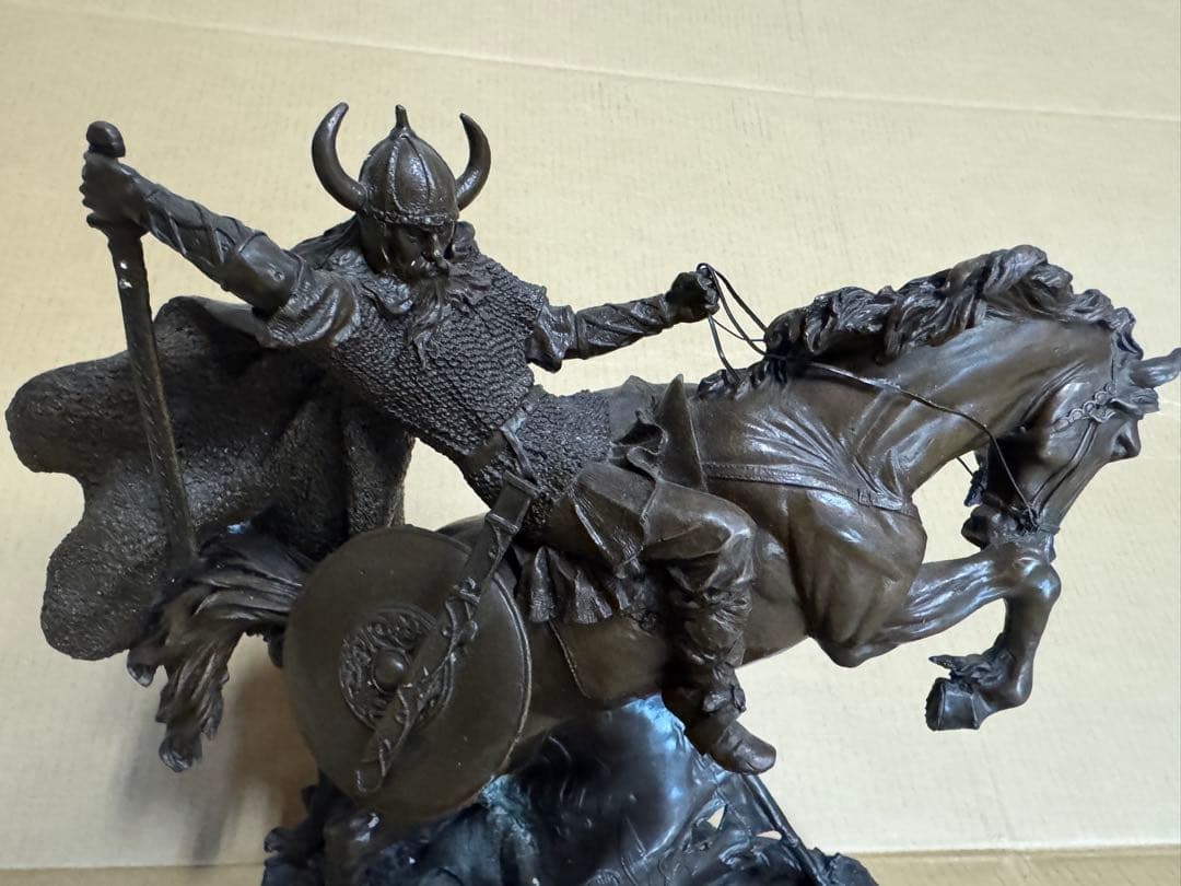 馬に乗って戦うバイキング戦士をモチーフにしたブロンズ風の彫像