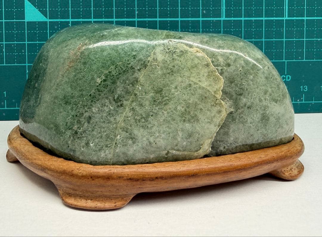 鑑賞石　アフリカ（コンゴ）ヒスイ（翡翠） 木製台座付き
