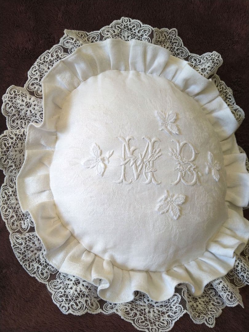 最終お値下げ※フランスアンティーク　ロゴ刺繍　ダブルフリル　クッション