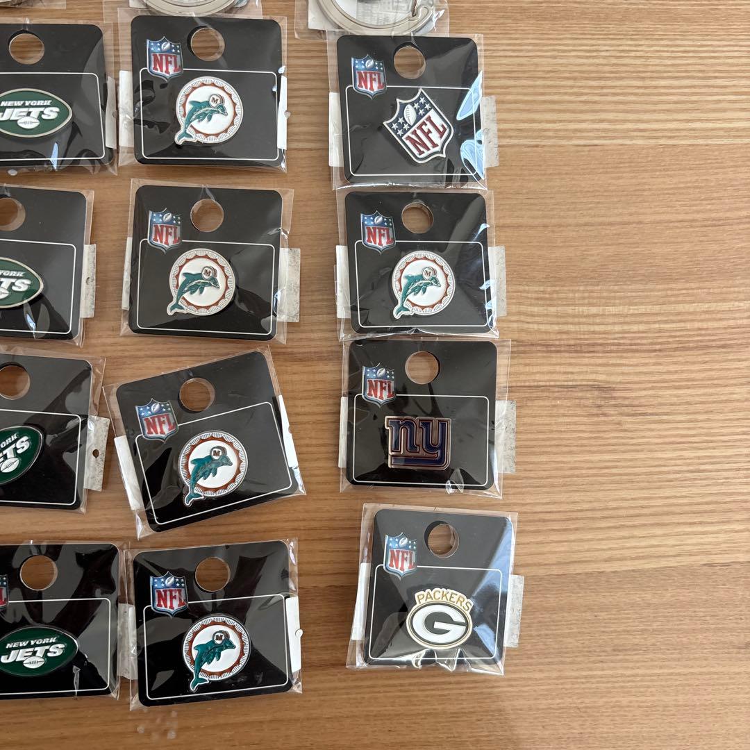 30個　アメリカンフットボール　NFL カラビナ　ピンバッジ　定価52,800円