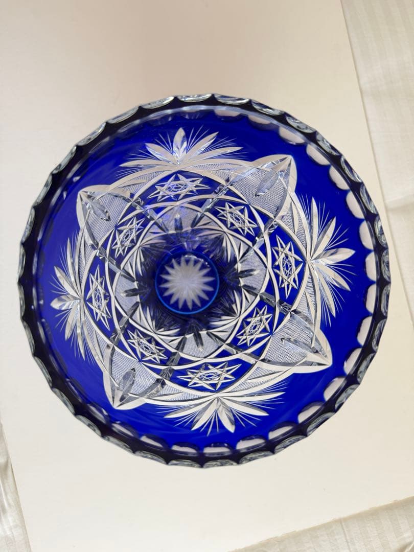 色被せ切子の大型花器（フラワーベース）