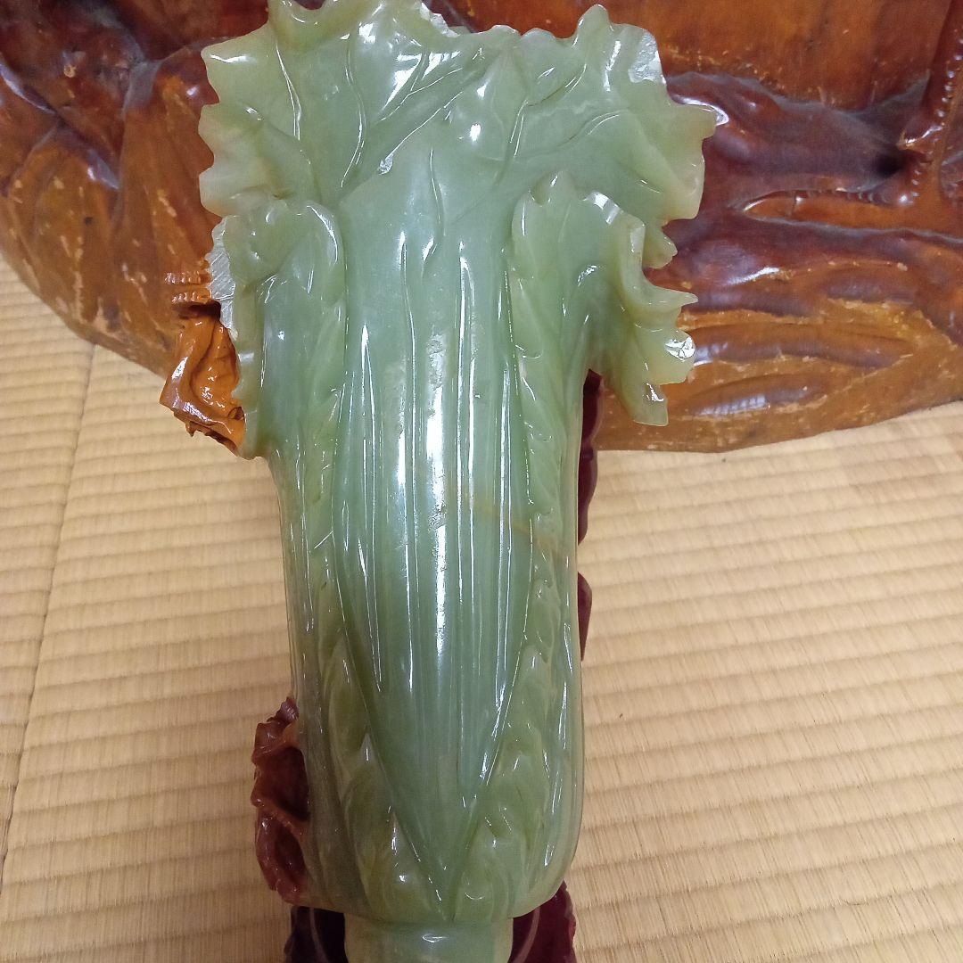 翡翠 白菜と昆虫の彫刻木製スタンド付き