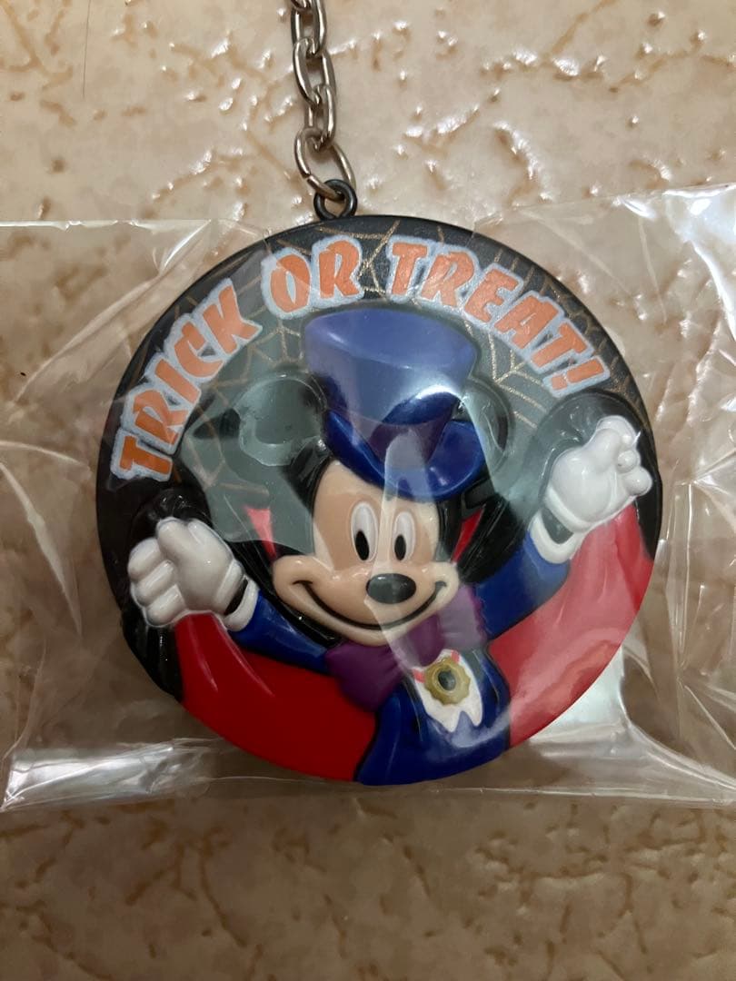 東京ディズニーランド ハロウィン2001 ミッキー キーホルダー ピンバッジ