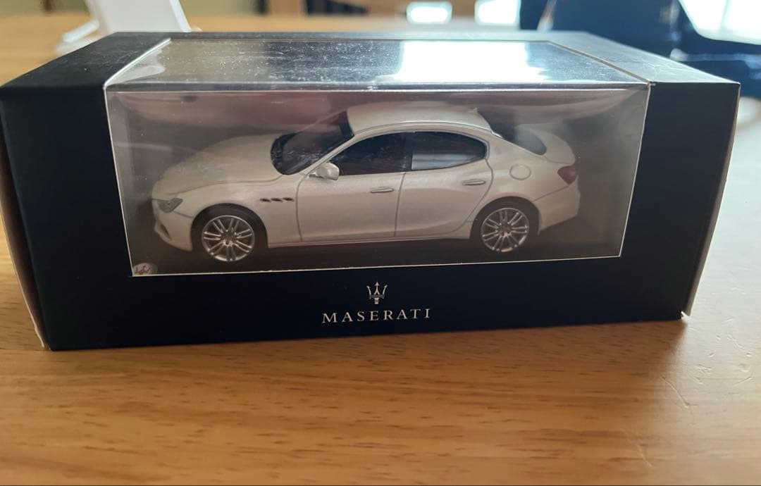 ミニカー Maserati Ghibli 1:43 Bianco Alpi