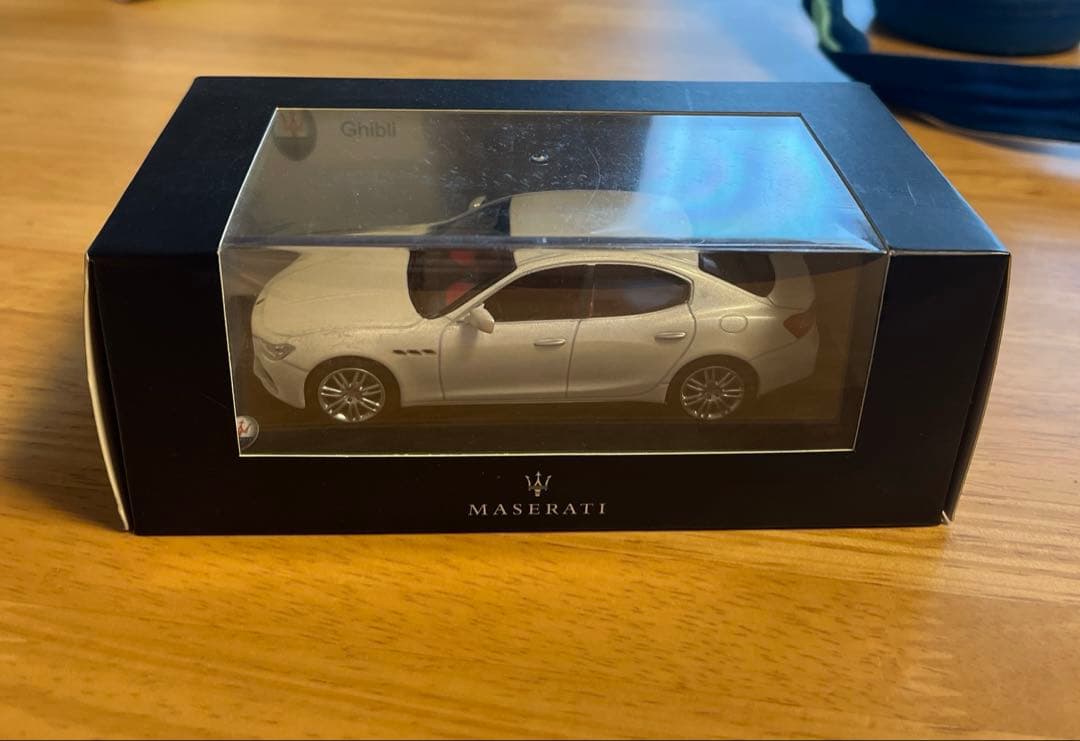 ミニカー Maserati Ghibli 1:43 Bianco Alpi
