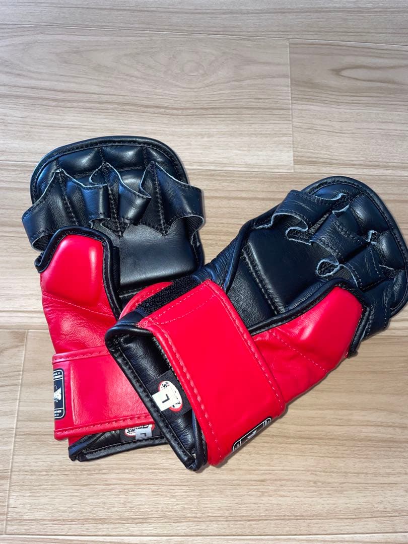 TWINS SPECIAL ボクシンググローブ 黒/赤　MMAオープンフィンガー