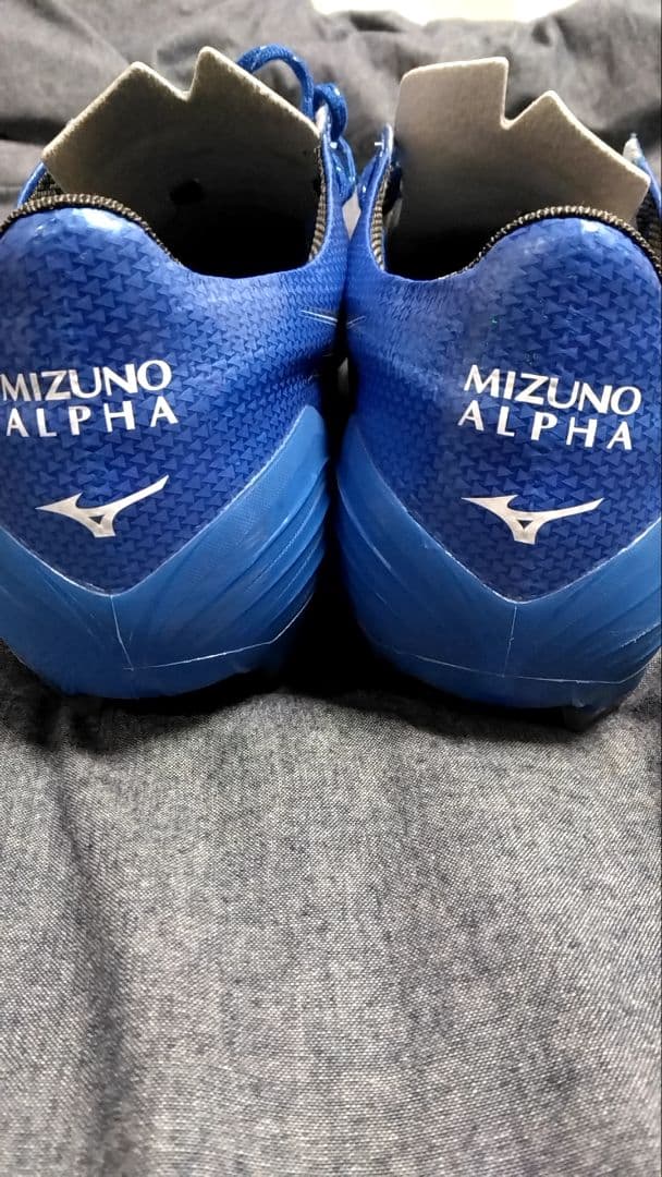 青いサッカー用スパイクシューズ