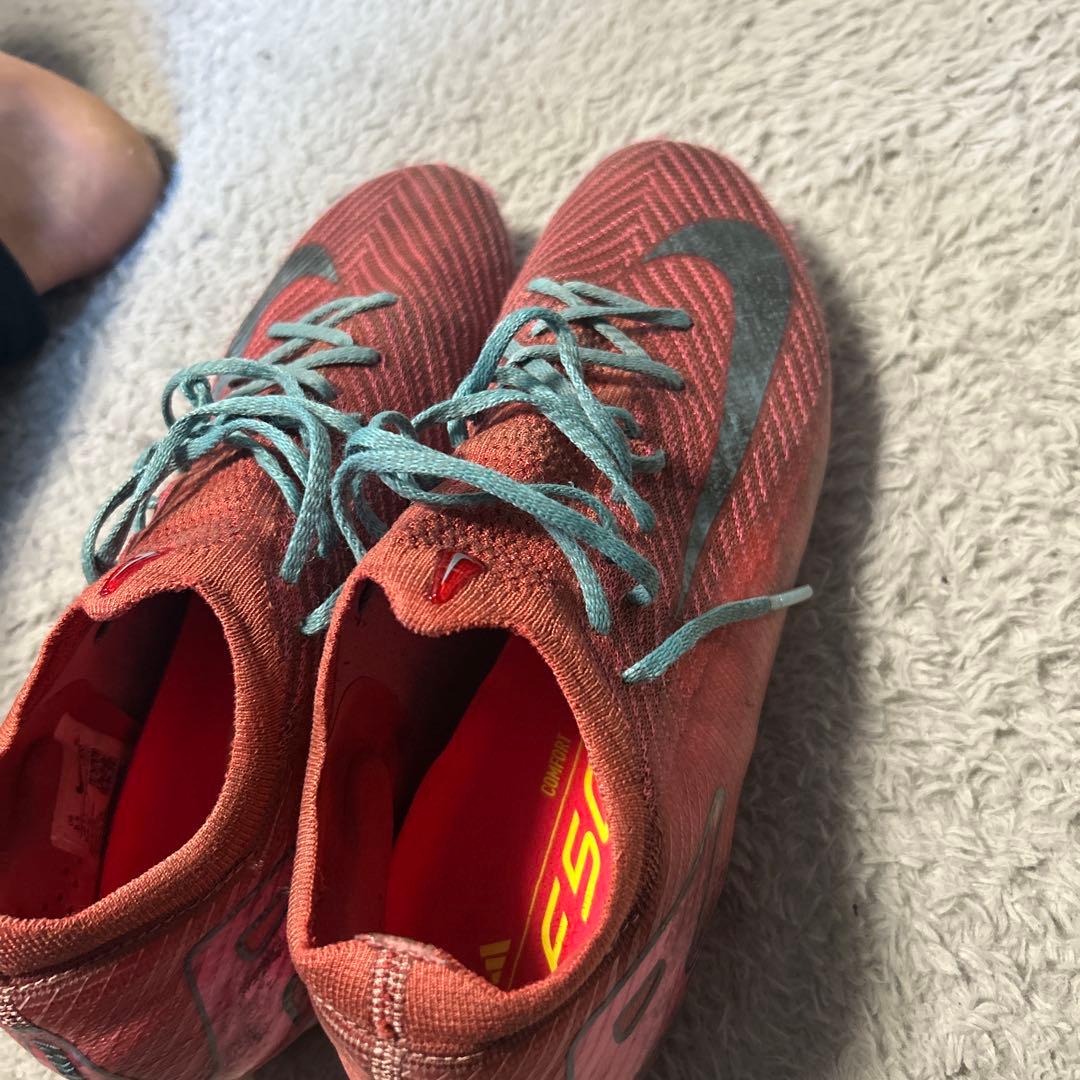 Nike Mercurial レッド スパイクシューズ