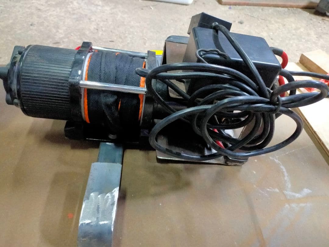 電動ウインチ　ホイスト　マキタバッテリー仕様　リモコンワイヤレス　合成ロープ