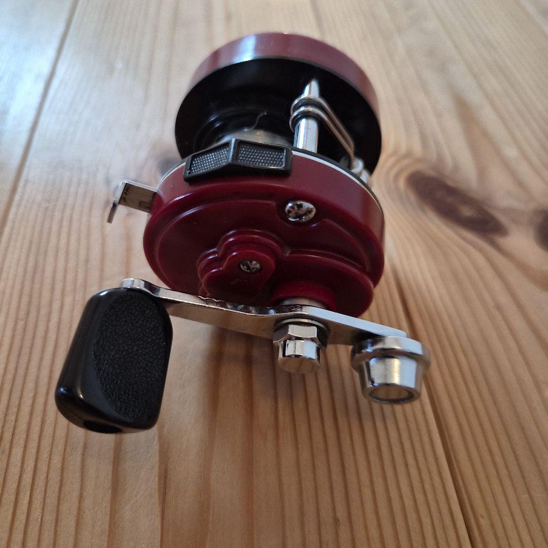 Daiwa Millionaire ST-1000 ベイトリール 赤
