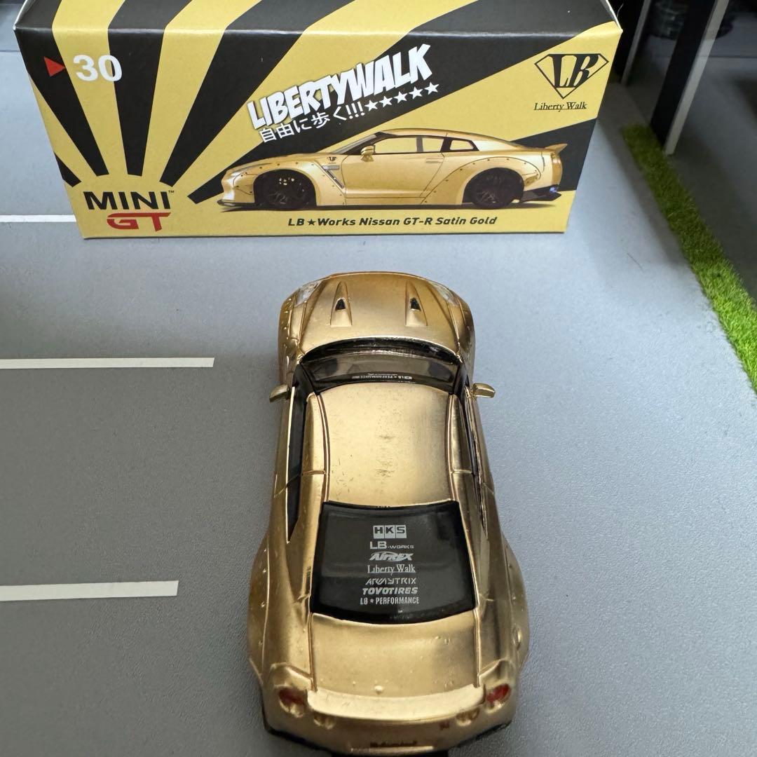 ミニカー minigt lbwk gtr satin gold
