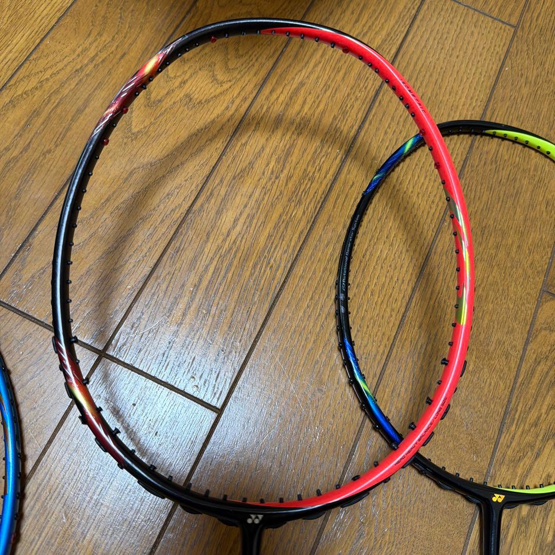 3本　4ug5 アストロクス77 ヨネックス バドミントンラケット　桃田　赤　青
