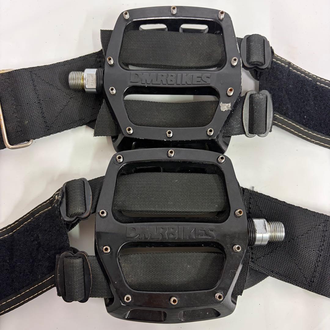 DMR BIKES V12 ペダル ブラック Hold fastストラップ付き