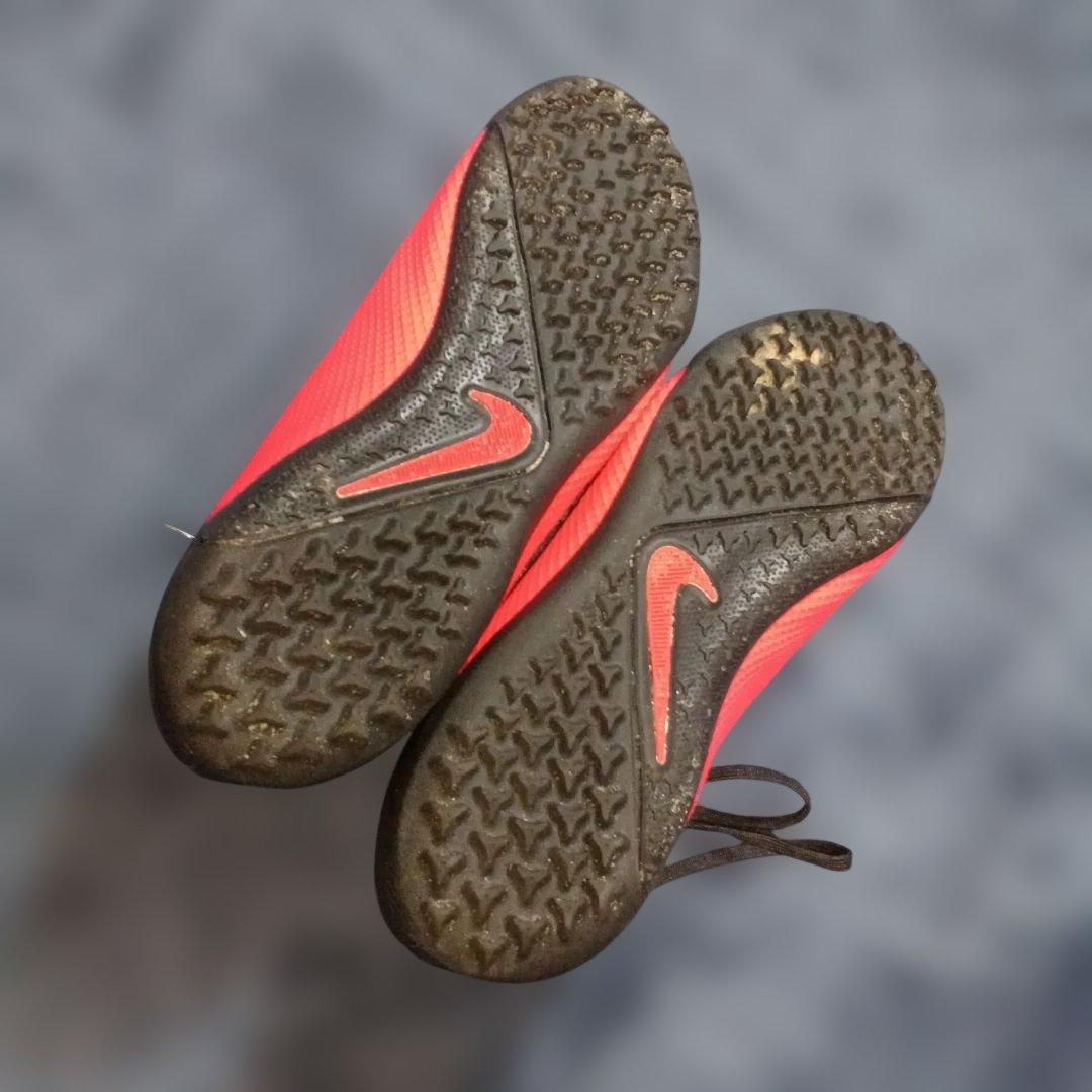 Nike レッド/ブラック シューズ