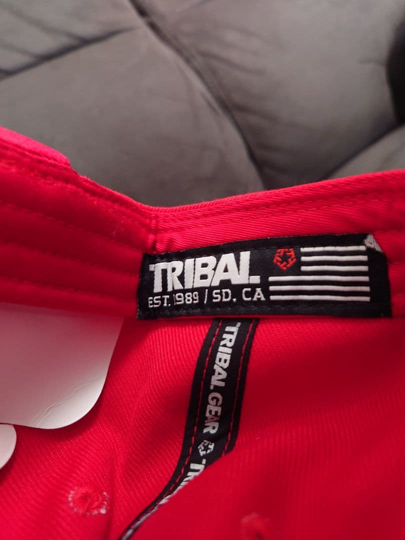 TRIBAL GEAR スナップバックキャップ 赤黒