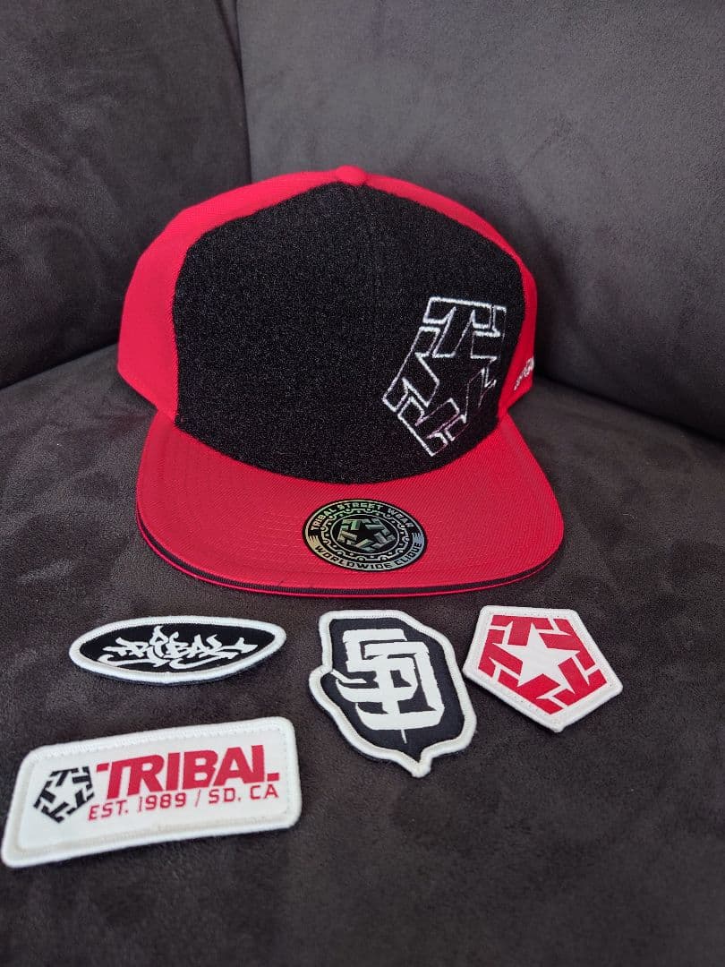 TRIBAL GEAR スナップバックキャップ 赤黒