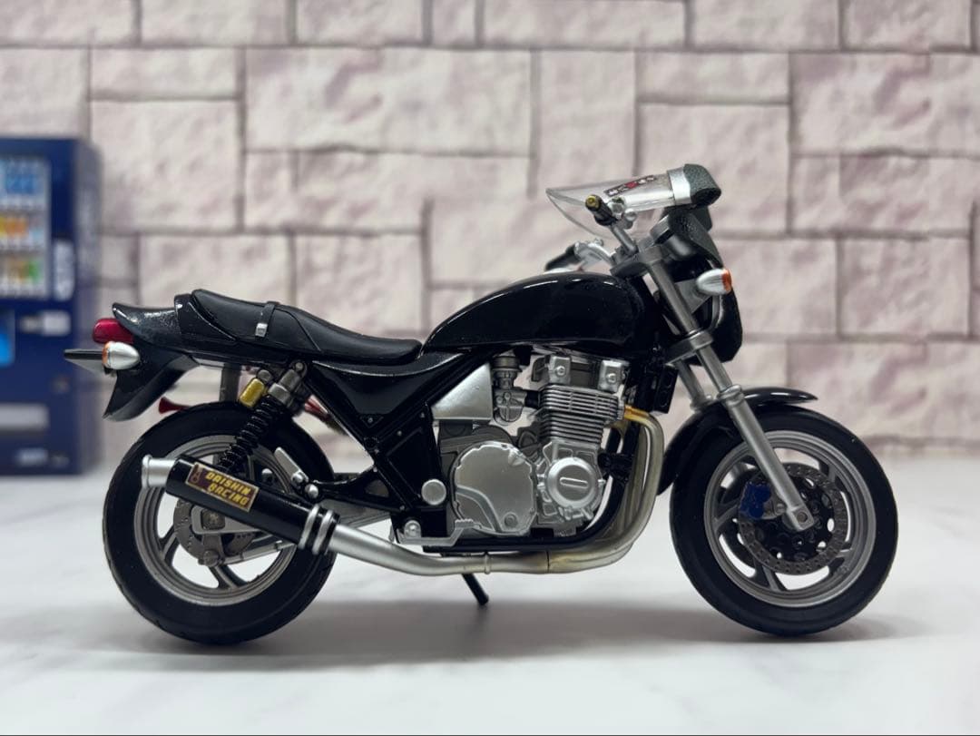 1/18ミニカー　ゼファー改　族仕様　フィギュア付き