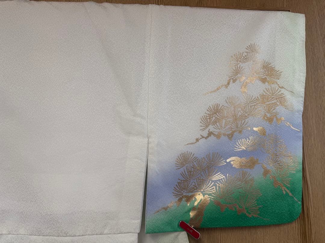 未使用に近い 踊り絵羽（化繊）白地に金彩の松 男踊り着流し仕立て 美品 匿名配送