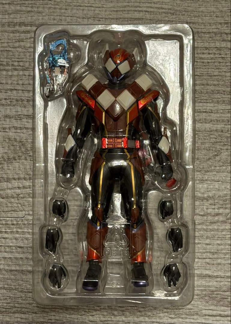 S.H.Figuarts仮面ライダーヴァレン チョコドンフォーム