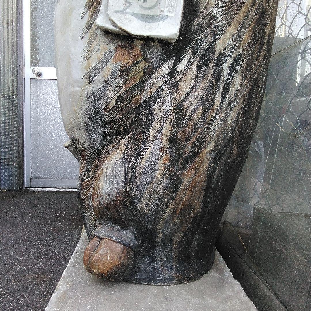 信楽焼の豚の看板。