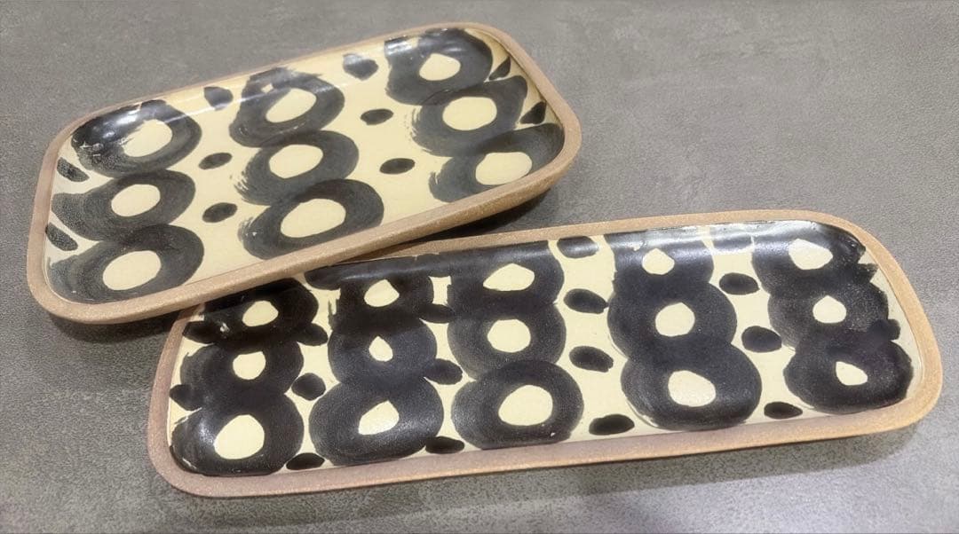 やちむん 沖縄(ベージュと黒の円模様皿2枚セット)