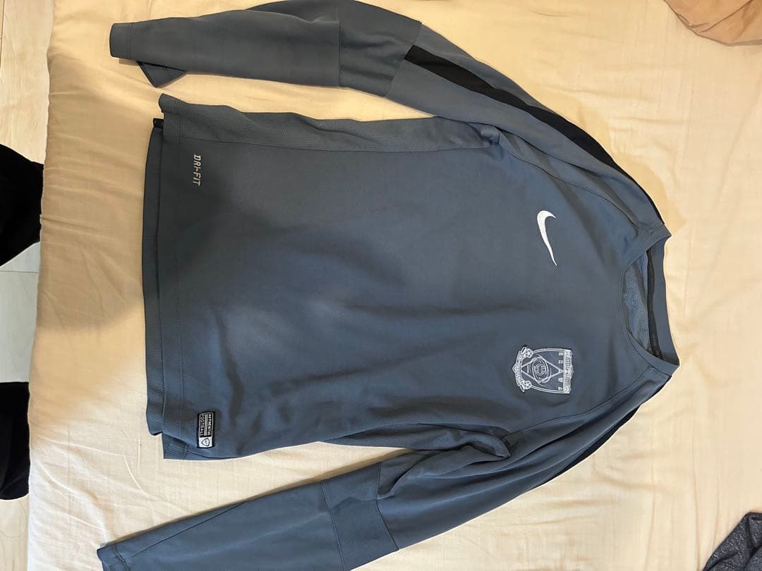 浦和レッズ グレー練習着