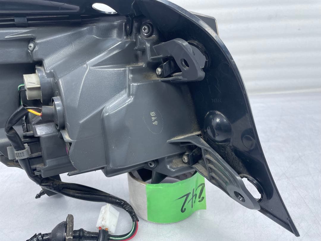 中古SAI AZK10 後期 右テールランプ KOITO 75-16