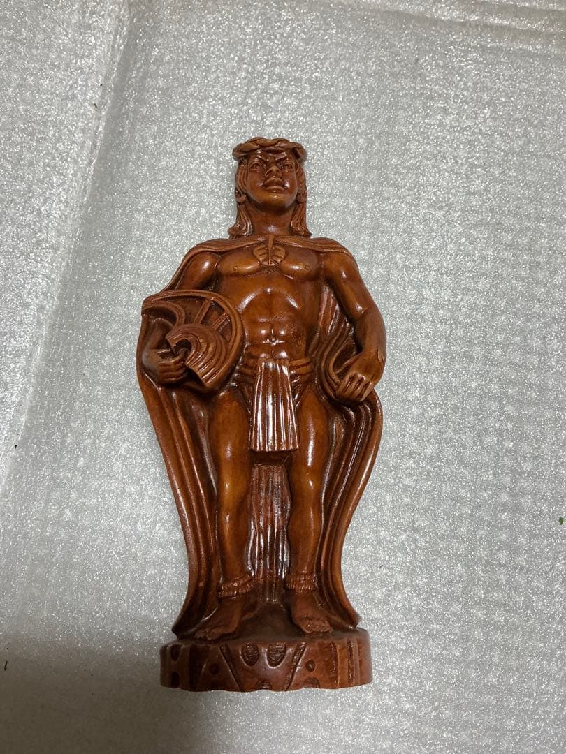 カメハメハ大王木彫り像【高さ／14.5cm。ハワイのお土産品】。