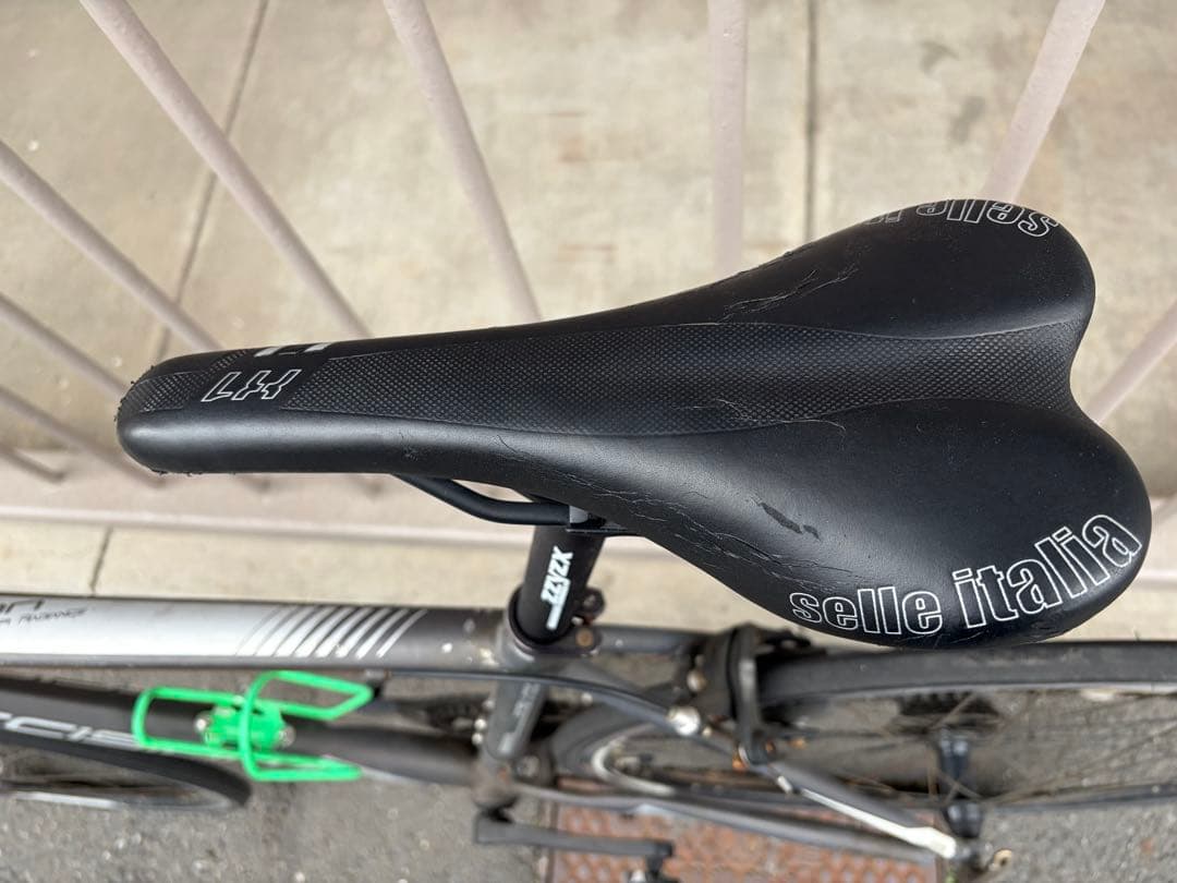 グレー ロードバイク Shimano 105