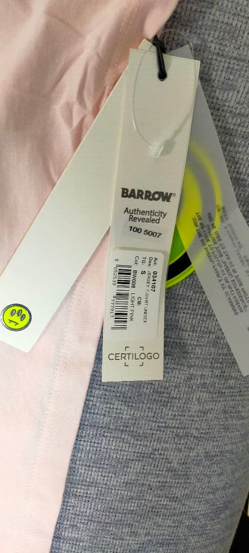 BARROWのロゴが入ったピンクのTシャツ！男女兼用、サイズはSサイズ。