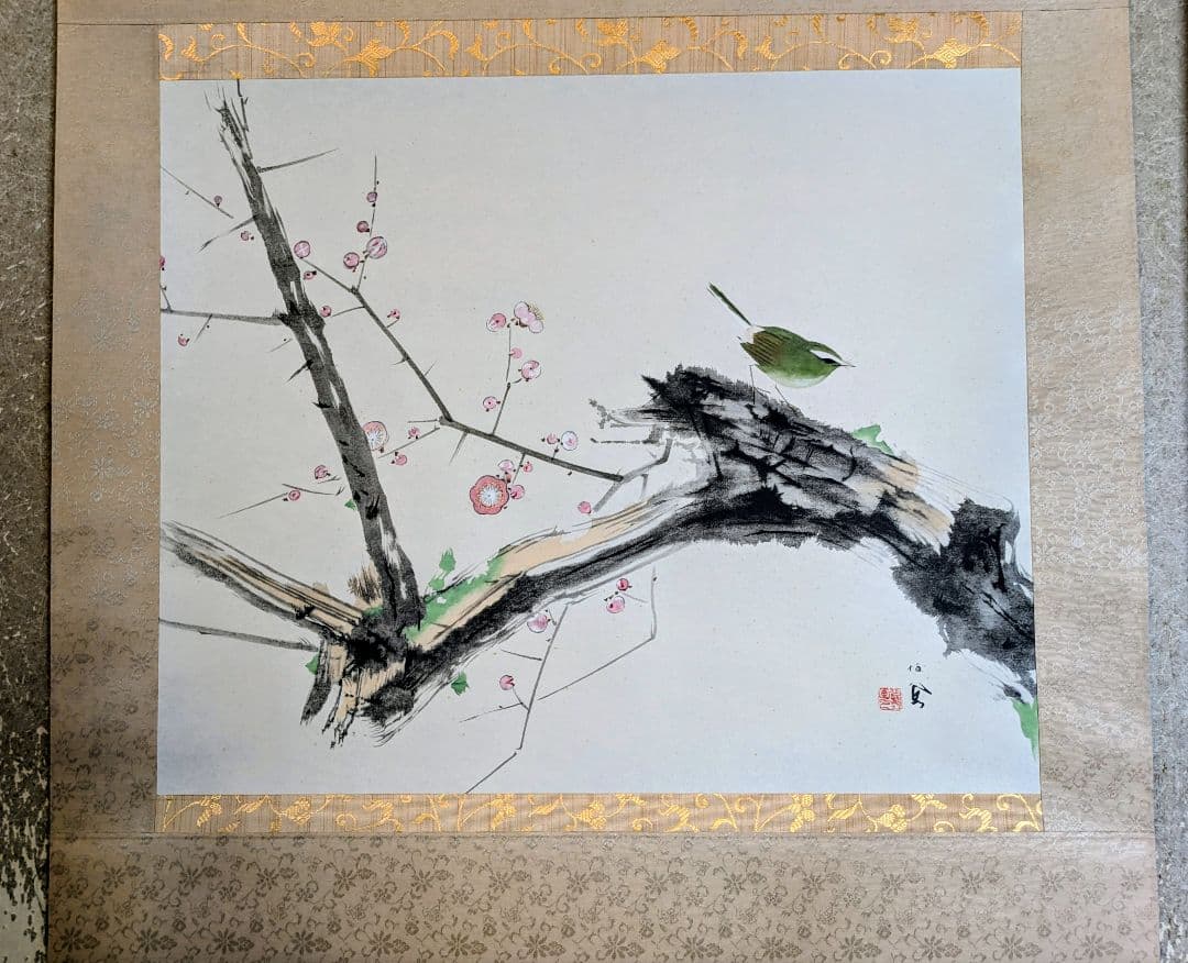 梅に鶯の水墨画 掛軸。未使用品。絹張りの美しい作品です。床の間が美しく映えます。