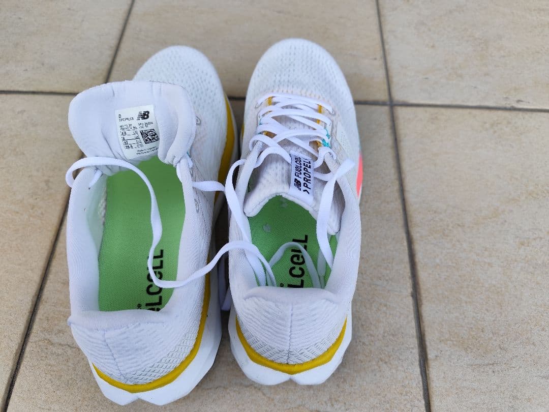 ニューバランスランニングシューズ FuelCell Propel v5 中古品