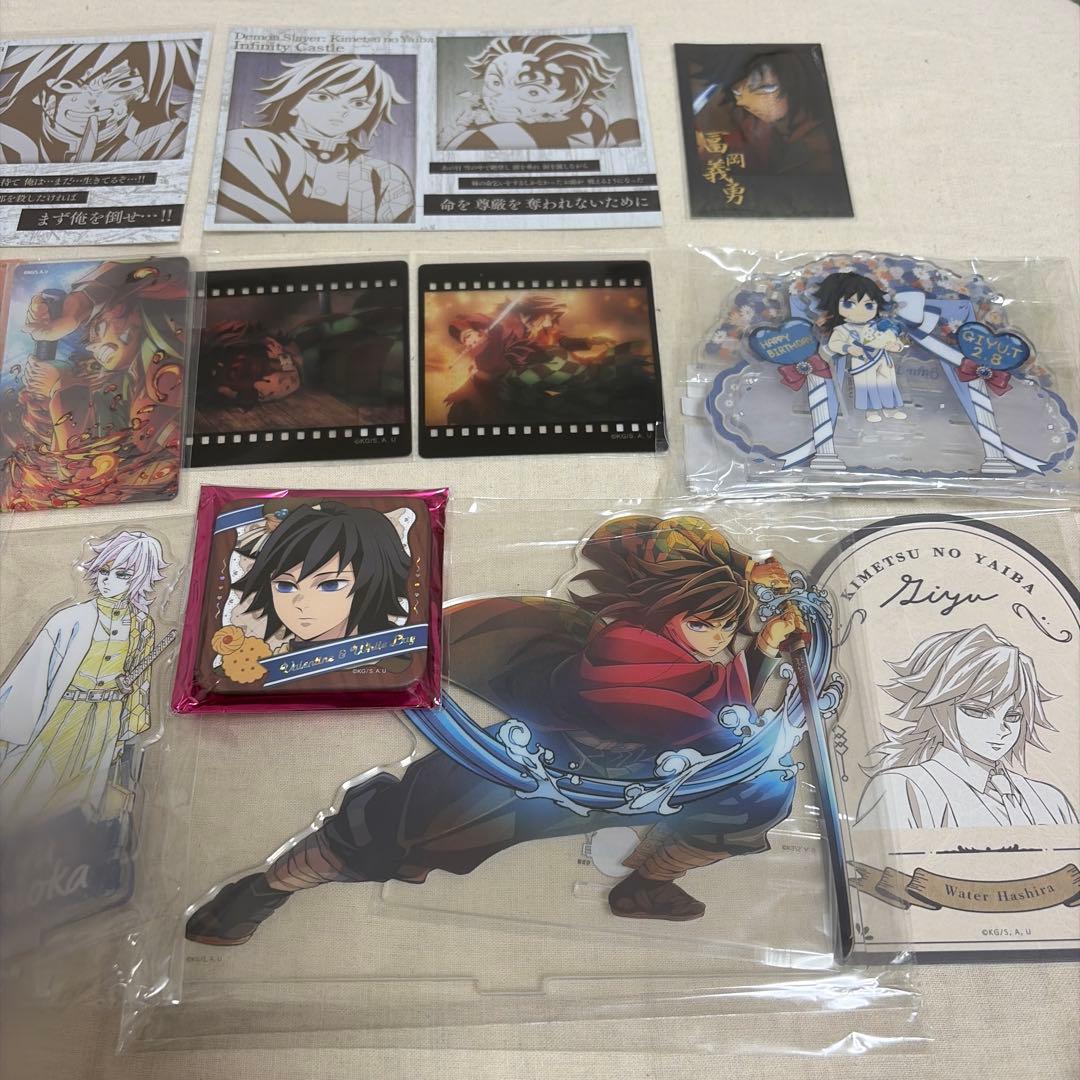 鬼滅の刃 アクスタ ポスカ チェキ 缶バッジ まとめ売り冨岡義勇その他74点〜