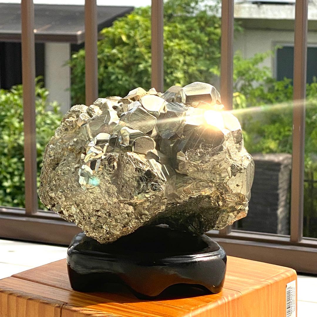シ*a様 フールズゴールド級の輝き！約2kgのパイライト原石（台座付き）