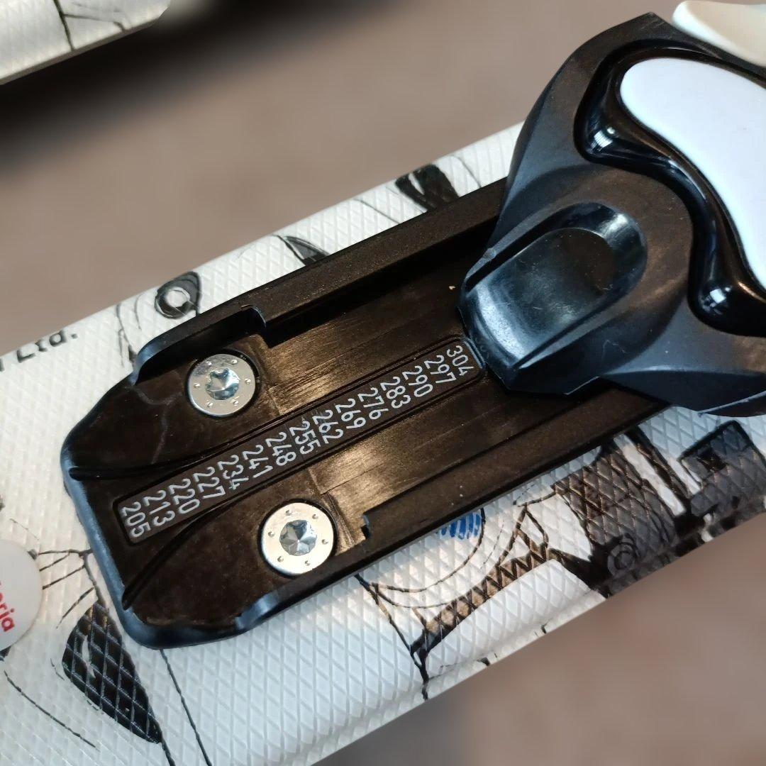 ROSSIGNOL ロシニョール ジュニアスキーセット ヘルメット付き。