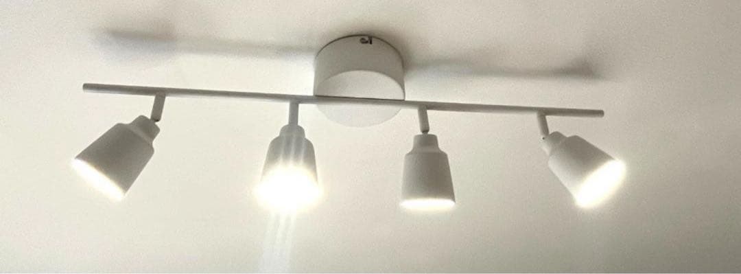 IKEA ホワイトのシーリングライト、4灯式でLED電球付き