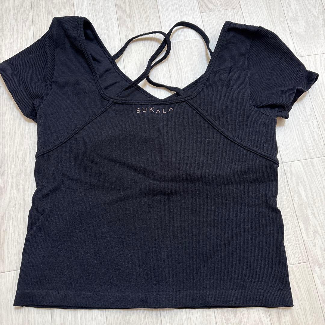 SUKALA カップ付きオープンネック T