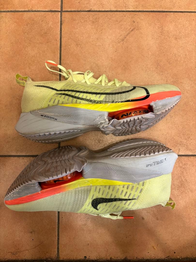 美品　NIKEエアズームテンポネクスト%フライニット27.5イエロー中上級者向け