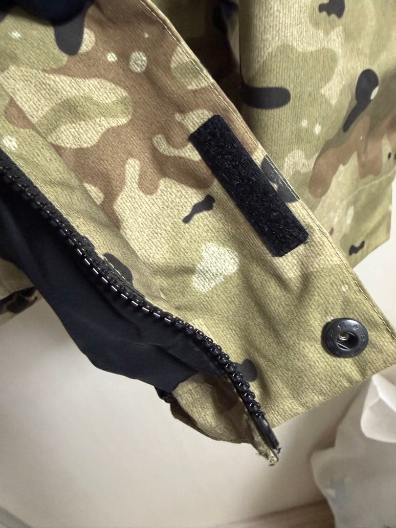 超美品　バートン　スノボーウェア　カモ　Ｌサイズ 1度だけタウンユースで着用